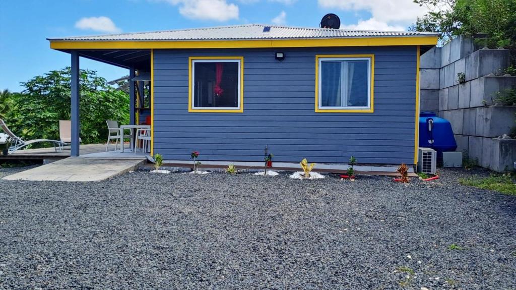Casa pequeña azul con porche y patio en Bungalow de 2 chambres avec vue sur la mer jardin clos et wifi a Anse Bertrand, en Anse-Bertrand