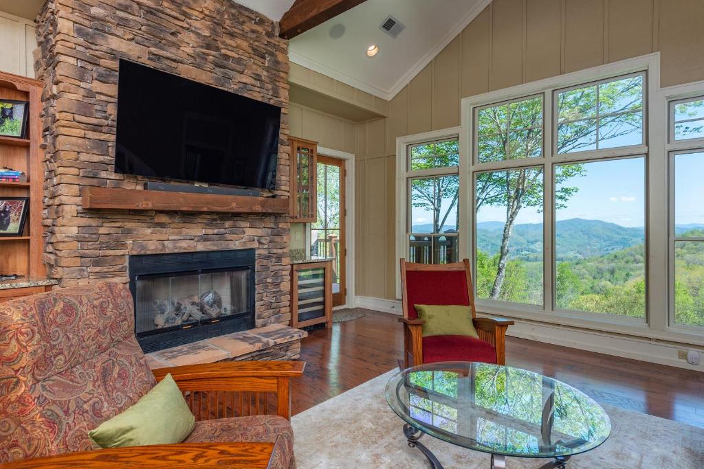 Bear Mountain Lodge Mountain Air Condo with Spectacular Views