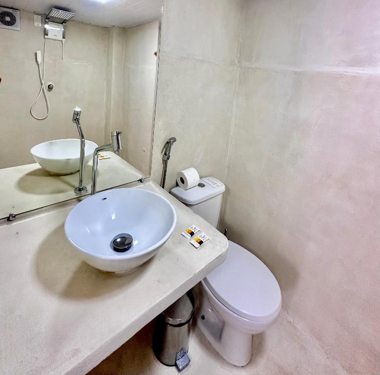 a bathroom with a sink and a toilet at Pousada VIGLAMO JERI in Jericoacoara