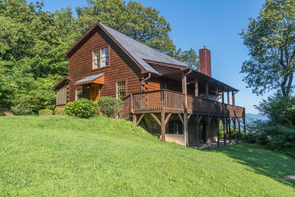 Christmas Tree Cabin Secluded Asheville Area Log Cabin with a View