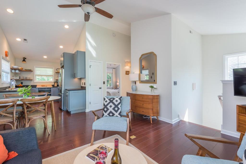 Μια τηλεόραση ή/και κέντρο ψυχαγωγίας στο Luxe Loft Pet-friendly, Gas Grill & 5 Minutes from Town