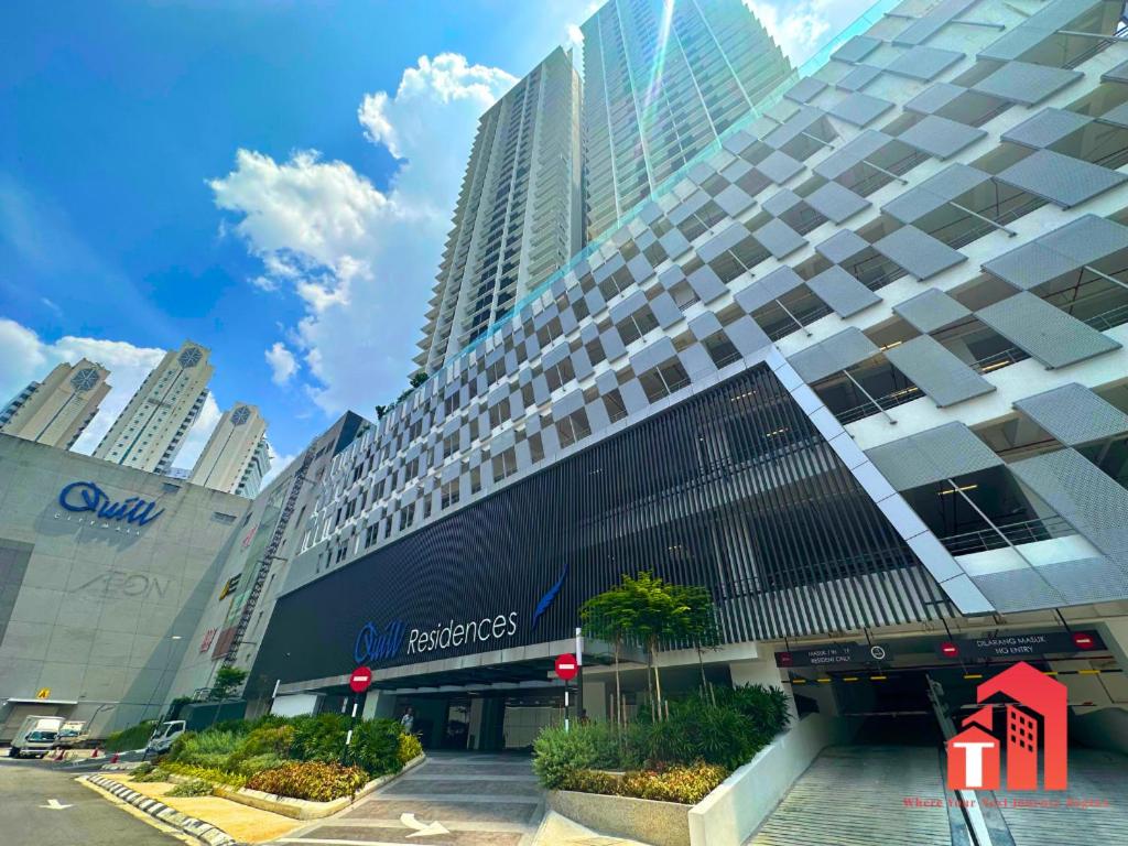 un gran edificio con muchas ventanas en una ciudad en Heaven Cottage KLCC Suite en Kuala Lumpur