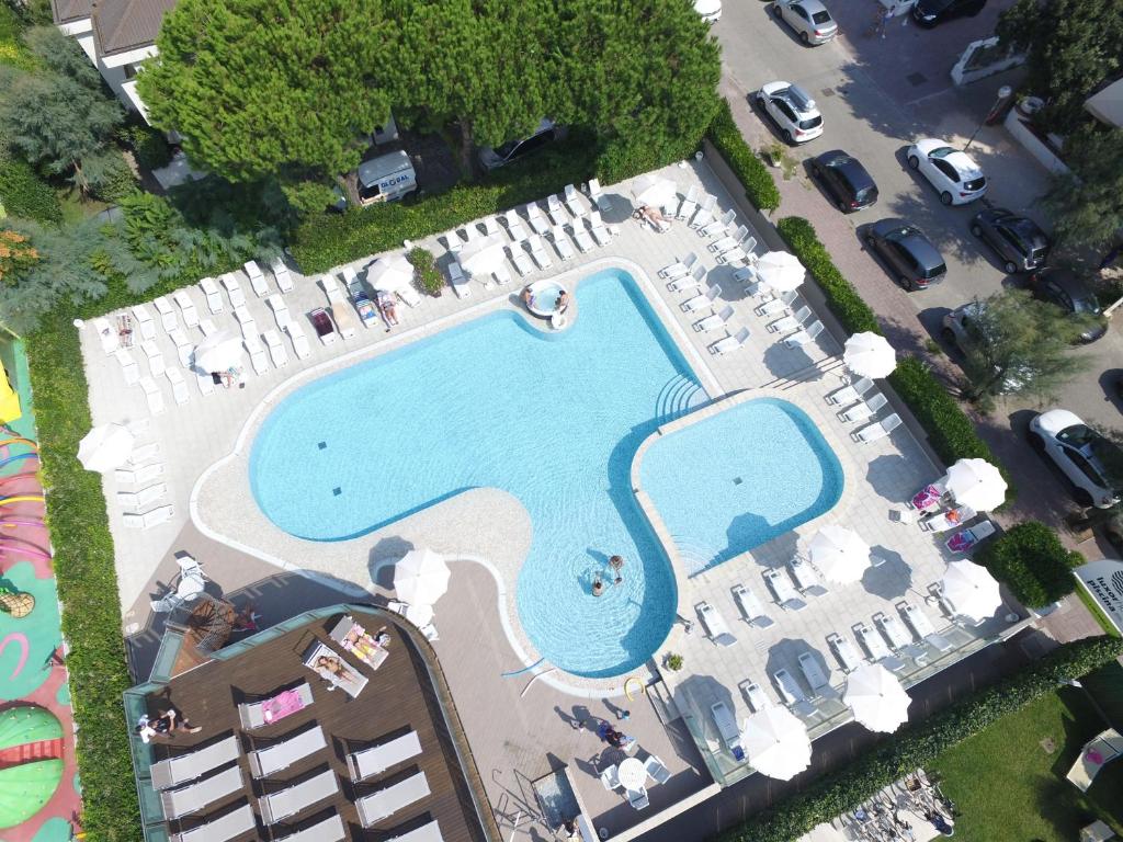 an overhead view of a swimming pool in a parking lot at Hotel Luxor in Milano Marittima