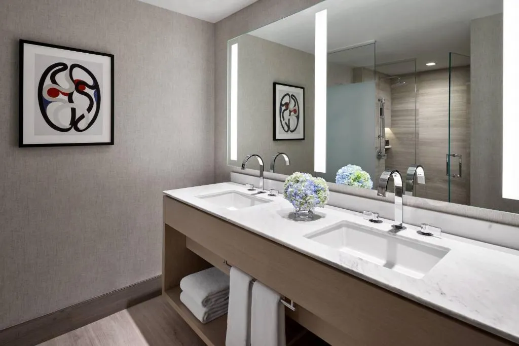 King Room with Lake View - Hearing Accessible