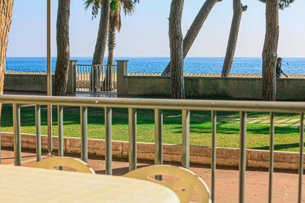 uma mesa e cadeiras numa varanda com vista para o oceano em Pins i Mar Litoral BJOS- ONLY FAMILIES em Cambrils