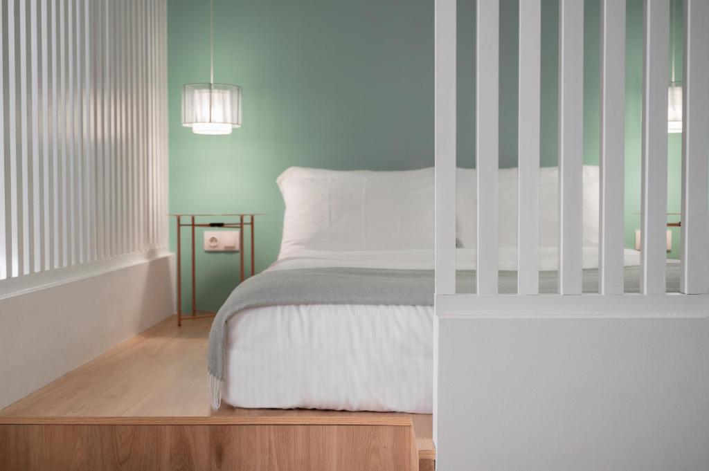 um quarto com uma cama com riscas verdes e brancas em Alyvia Central Apartment 2 em Ioannina