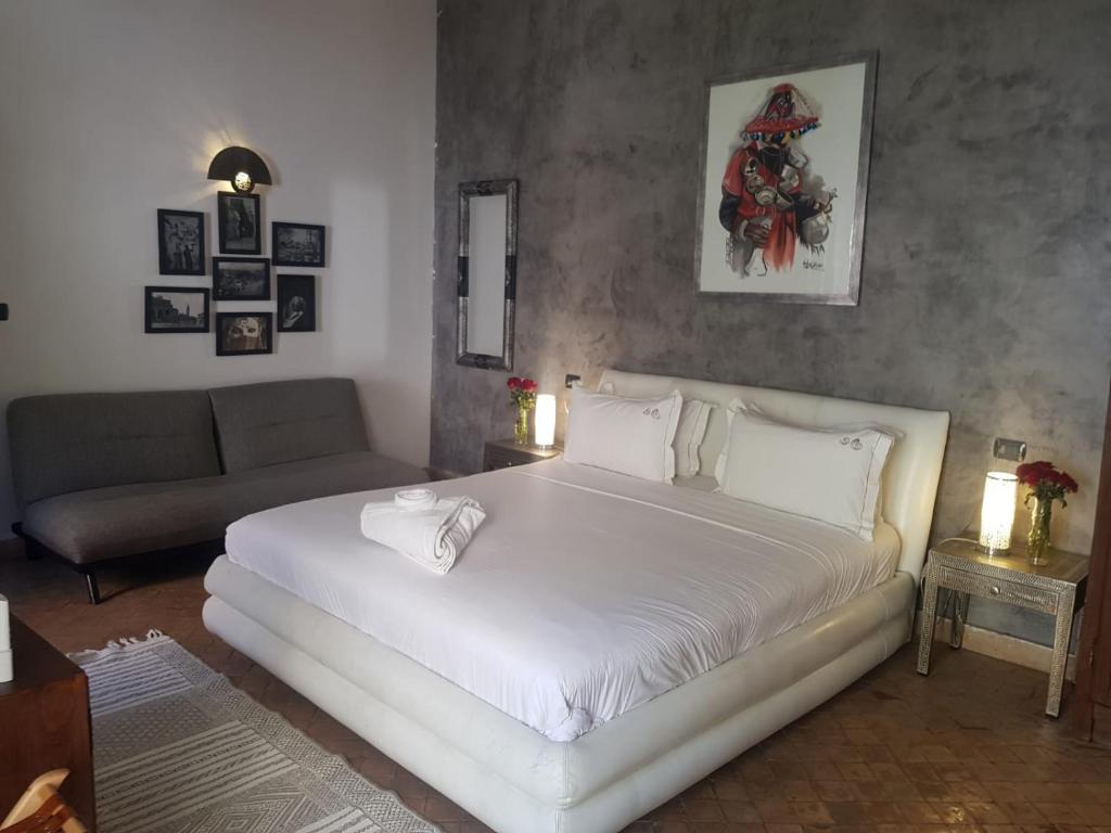 Postel nebo postele na pokoji v ubytování Riad les Ammonites and Spa