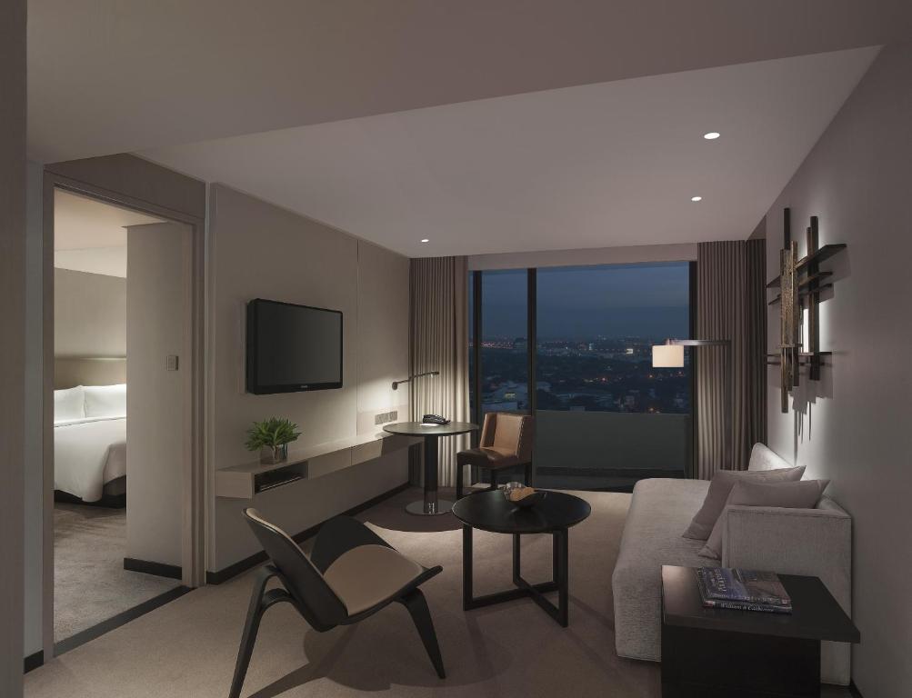 TV a/nebo společenská místnost v ubytování New World Makati Hotel, Manila