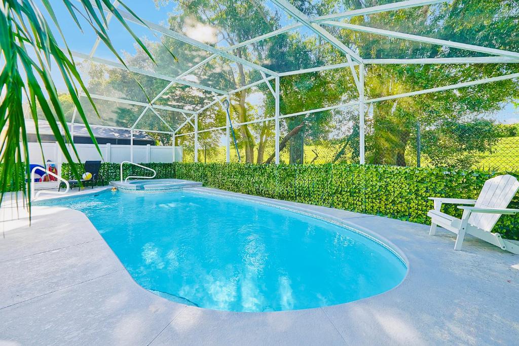 Stunning Retreat with Pool, Hot Tub, Patio, King Bed, Kissimmee