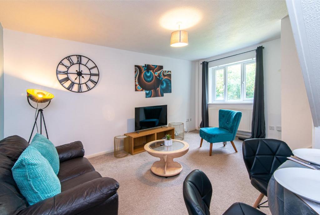 een woonkamer met een bank en een tv bij Derby Wilson Ave - Spacious 2 Bedroom Apartment with Garden in Derby