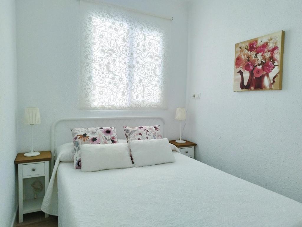 トロクス・コスタにあるBerolinaのベッドルーム1室(白いベッド1台、枕2つ、窓付)