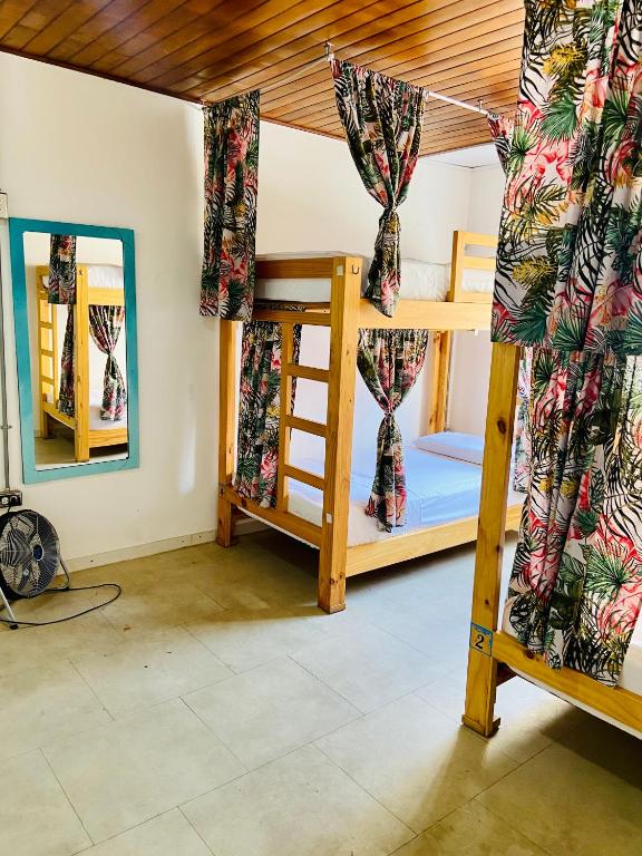 Postel nebo postele na pokoji v ubytování Oasis Cali Hostel