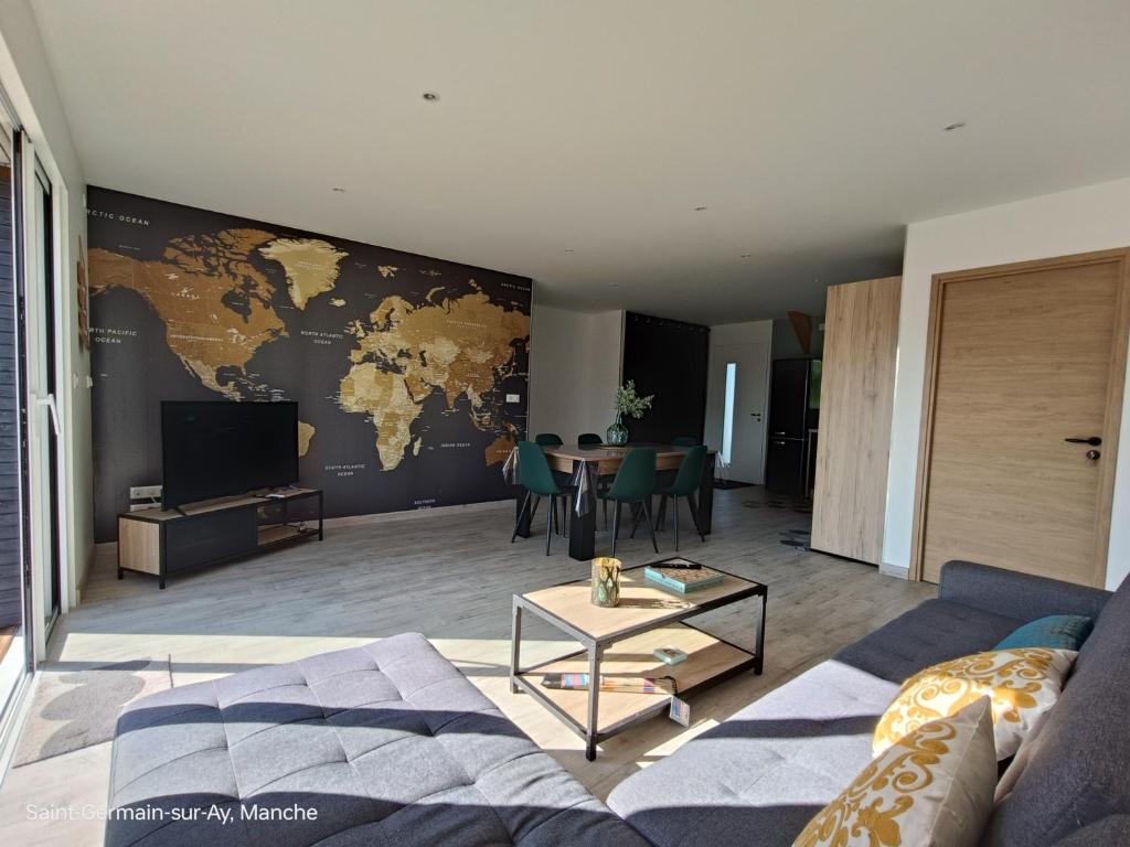 - un salon avec une carte du monde sur le mur dans l'établissement La Celthane, à Saint-Germain-sur-Ay