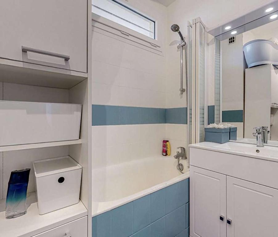 ein Badezimmer mit einem Waschbecken und einer Badewanne in der Unterkunft Appartement 2 chambres in Romans-sur-Isère