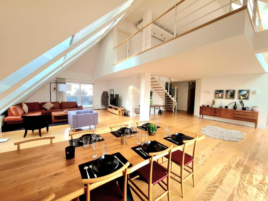 sala de estar amplia con mesa y sillas en 3 bedrooms Penthouse with 3 Terraces & Free Parking-145--2, en Luxemburgo