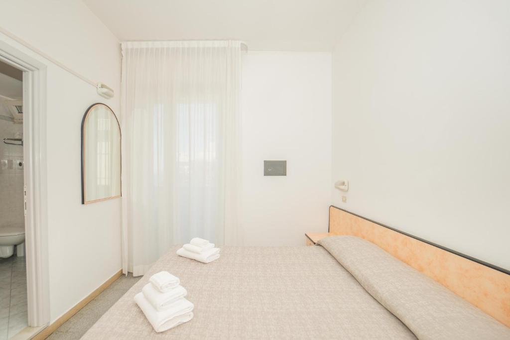 Postel nebo postele na pokoji v ubytování Hotel Saint Louis