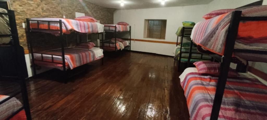 Zimmer mit Etagenbetten und Holzboden in der Unterkunft hostel ARCO in Cusco