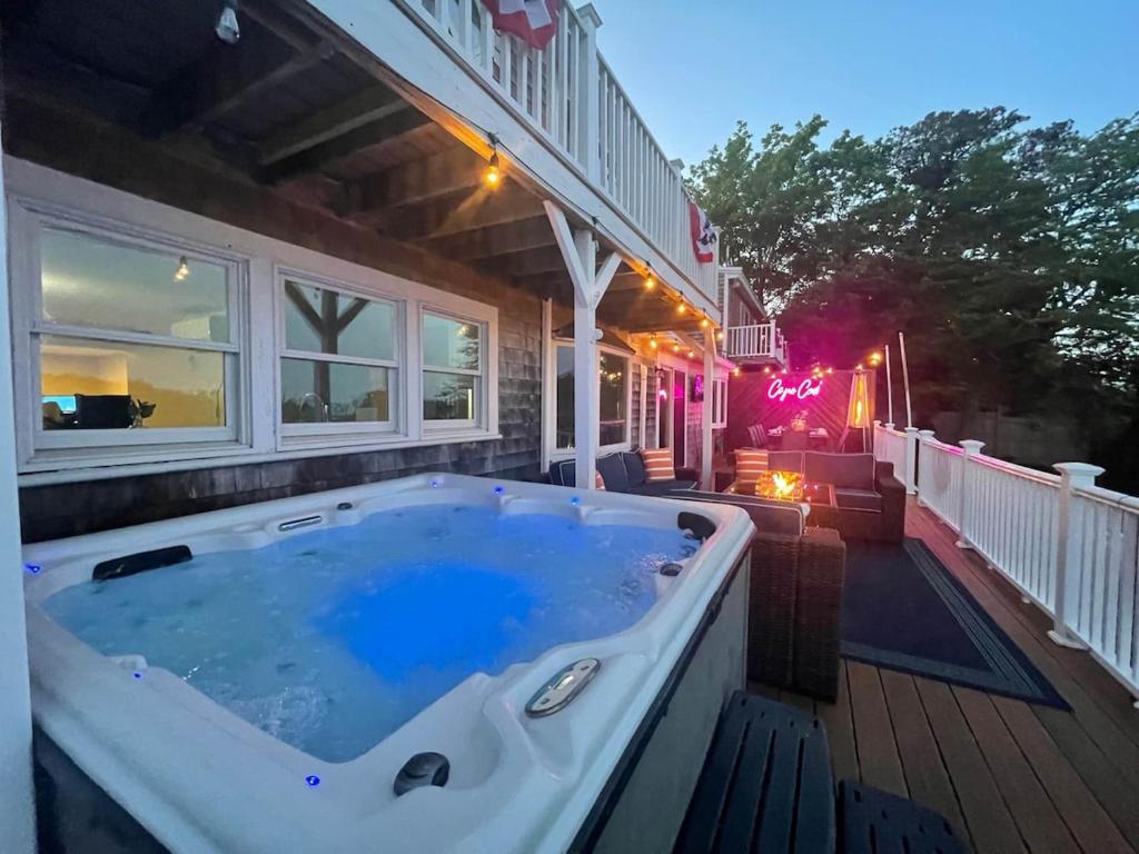 - un bain à remous sur la terrasse couverte d'une maison la nuit dans l'établissement Waterfront, Hottub, Petsok, Firepit, Pooltable, à Dennis