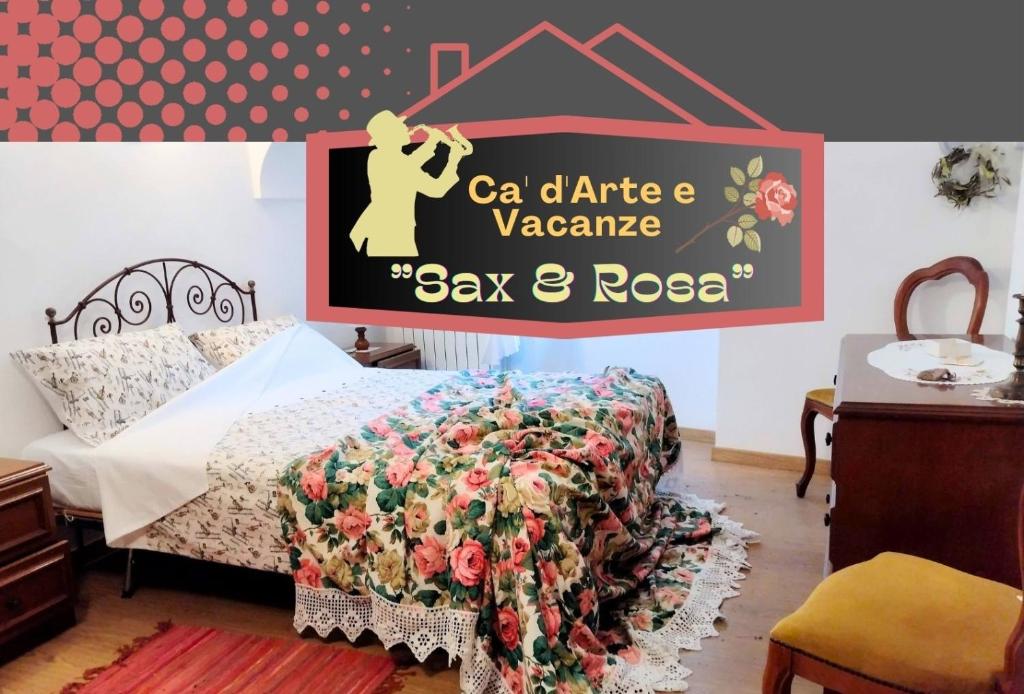 皮尼亞的住宿－sax & rosa，一间设有一张挂有墙上标志的床的房间