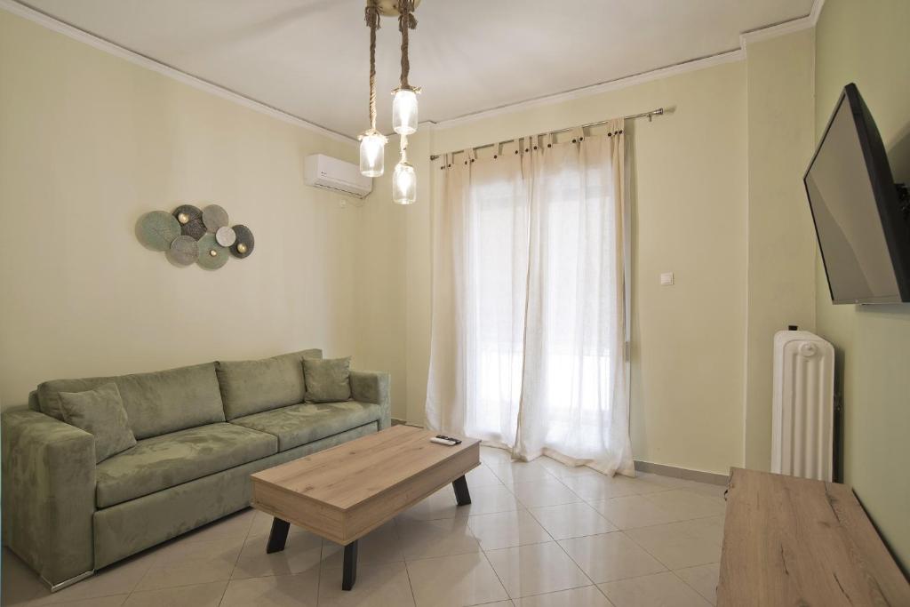 TV a/nebo společenská místnost v ubytování Piraeus Wave Stylish Apt Near Marina & Beach