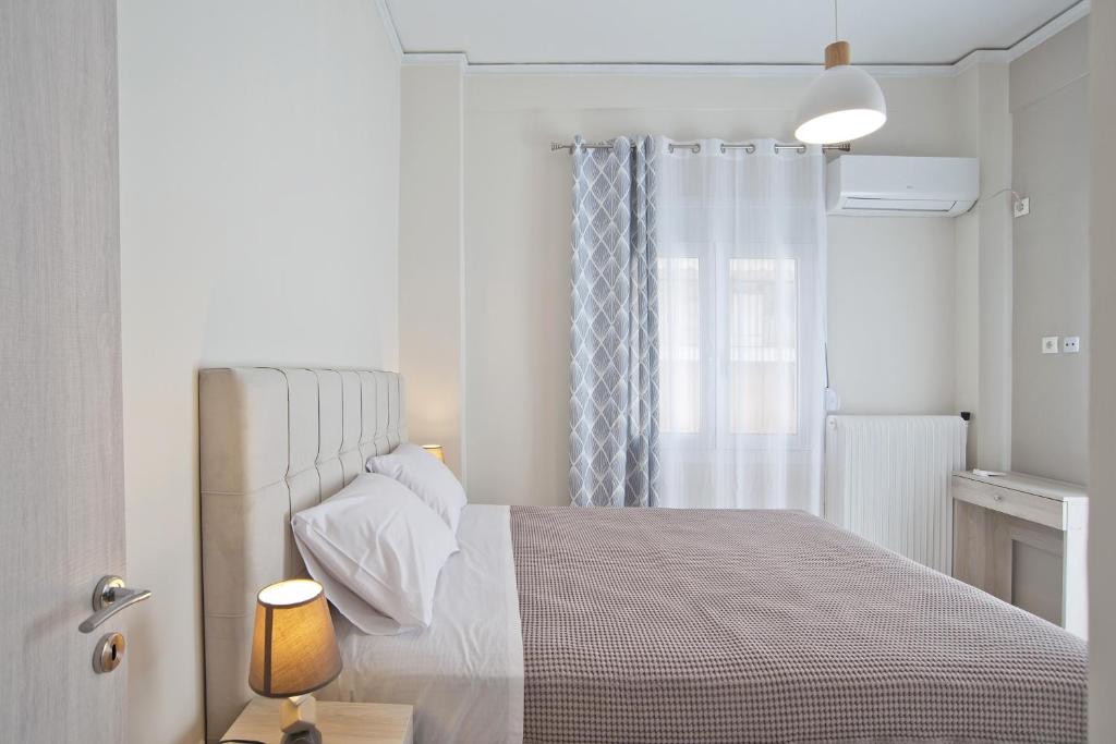 Postel nebo postele na pokoji v ubytování Piraeus Wave Stylish Apt Near Marina & Beach