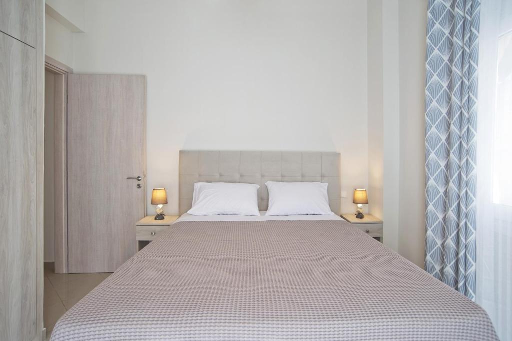 Postel nebo postele na pokoji v ubytování Piraeus Wave Stylish Apt Near Marina & Beach