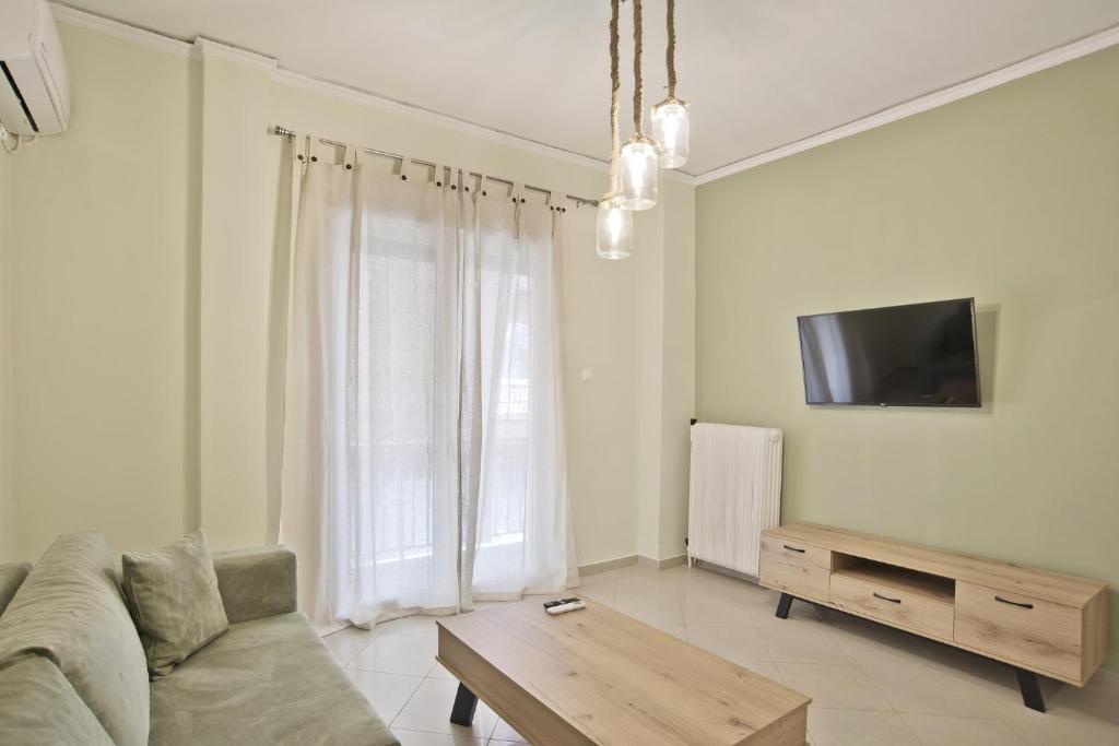 TV a/nebo společenská místnost v ubytování Piraeus Wave Stylish Apt Near Marina & Beach