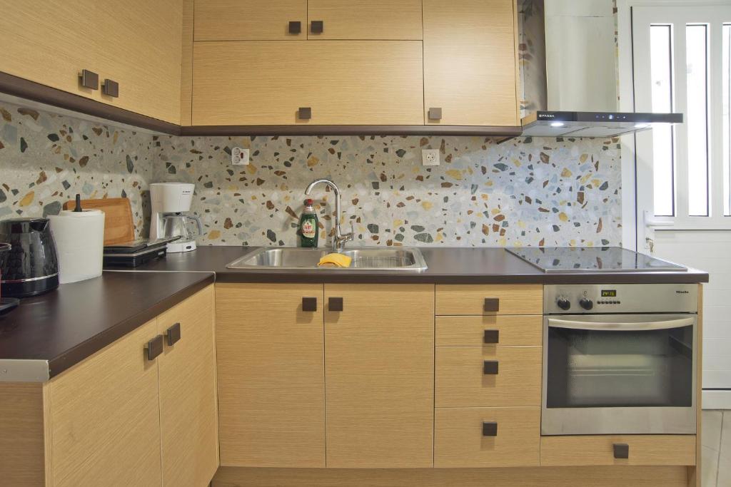 Kuchyň nebo kuchyňský kout v ubytování Piraeus Wave Stylish Apt Near Marina & Beach