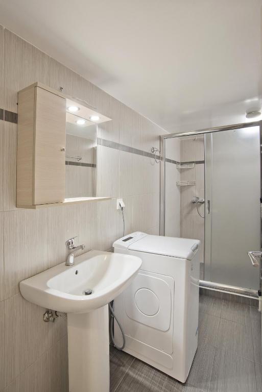 Koupelna v ubytování Piraeus Wave Stylish Apt Near Marina & Beach