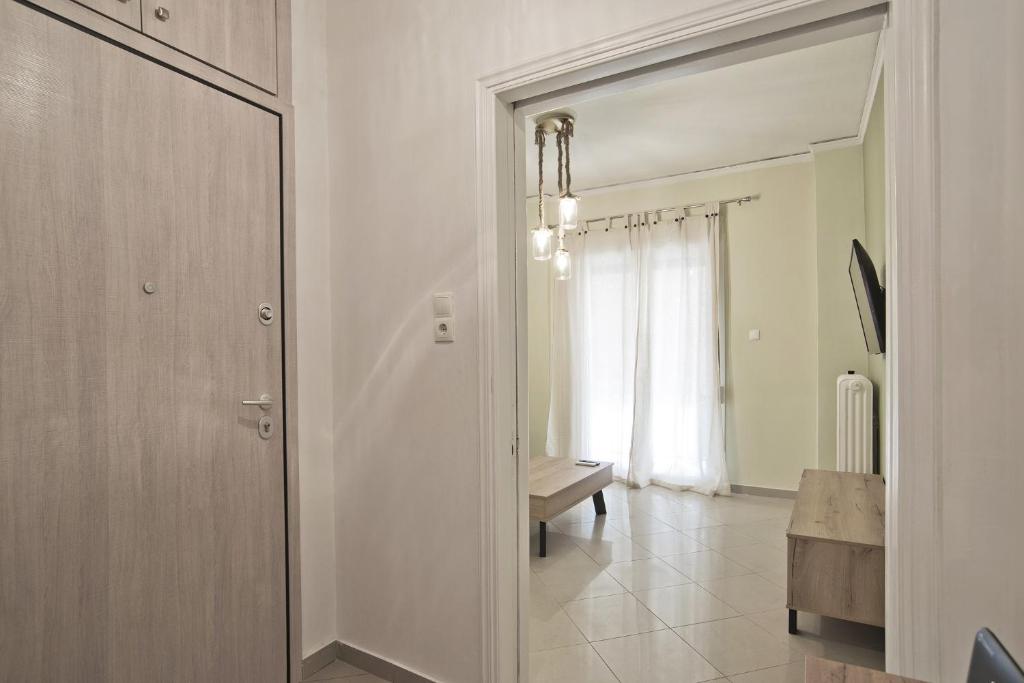 TV a/nebo společenská místnost v ubytování Piraeus Wave Stylish Apt Near Marina & Beach