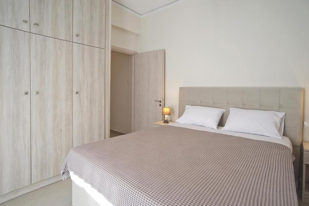 Postel nebo postele na pokoji v ubytování Piraeus Wave Stylish Apt Near Marina & Beach