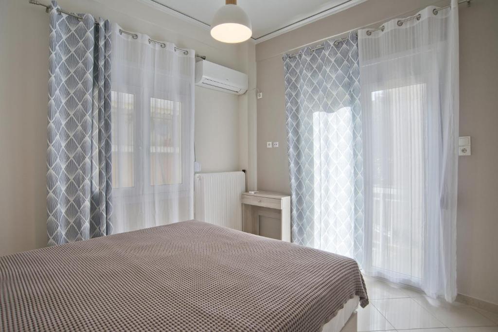 Postel nebo postele na pokoji v ubytování Piraeus Wave Stylish Apt Near Marina & Beach