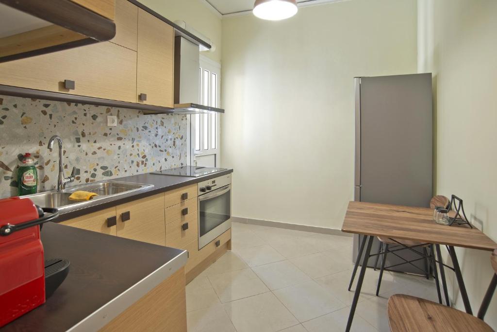 Kuchyň nebo kuchyňský kout v ubytování Piraeus Wave Stylish Apt Near Marina & Beach