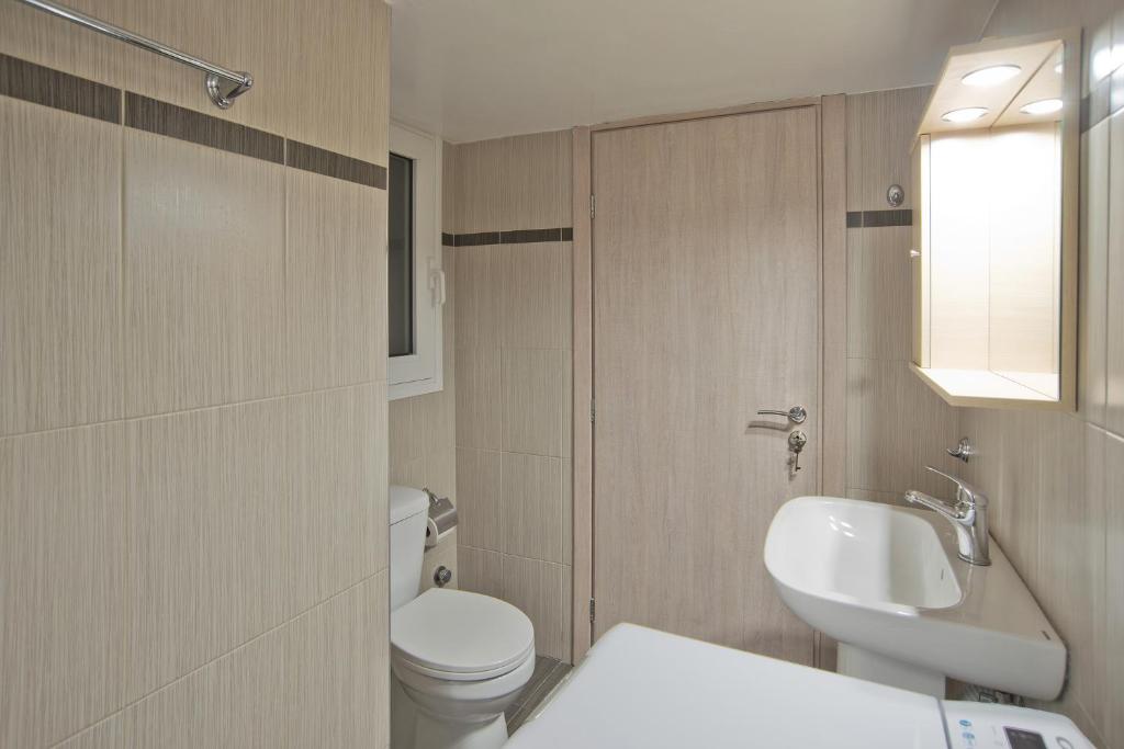Koupelna v ubytování Piraeus Wave Stylish Apt Near Marina & Beach