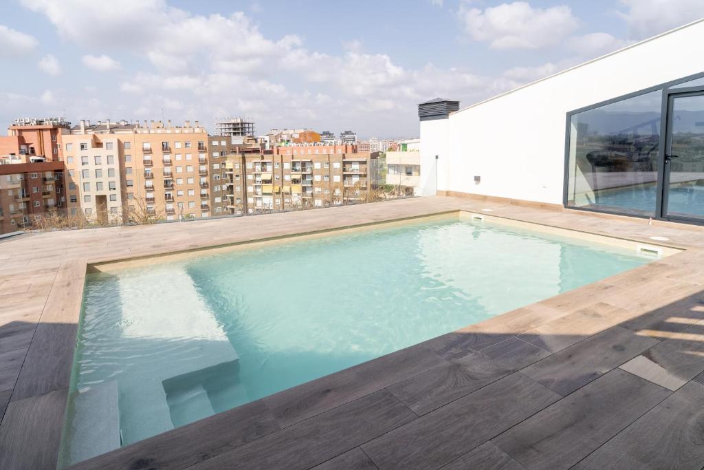 a swimming pool on the roof of a building at Apartamento de diseño con piscina y gimnasio By ElConserje in Murcia