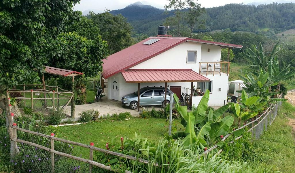 a house with a car parked in front of it at Apartamento los 3B in Manabao