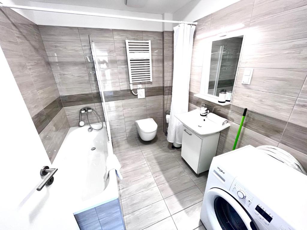 Kúpeľňa v ubytovaní BUDAPEST DOWNTOWN RESIDENCES LEO - AC, ELEVATOR, TERRACE