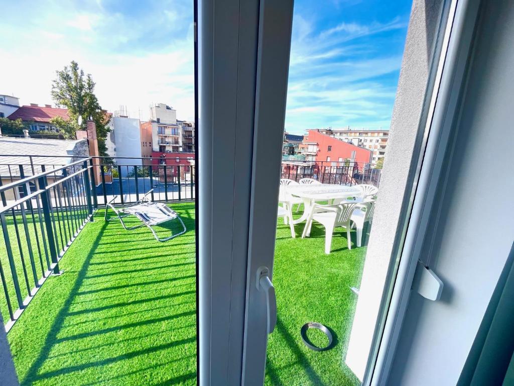 Balkón alebo terasa v ubytovaní BUDAPEST DOWNTOWN RESIDENCES LEO - AC, ELEVATOR, TERRACE