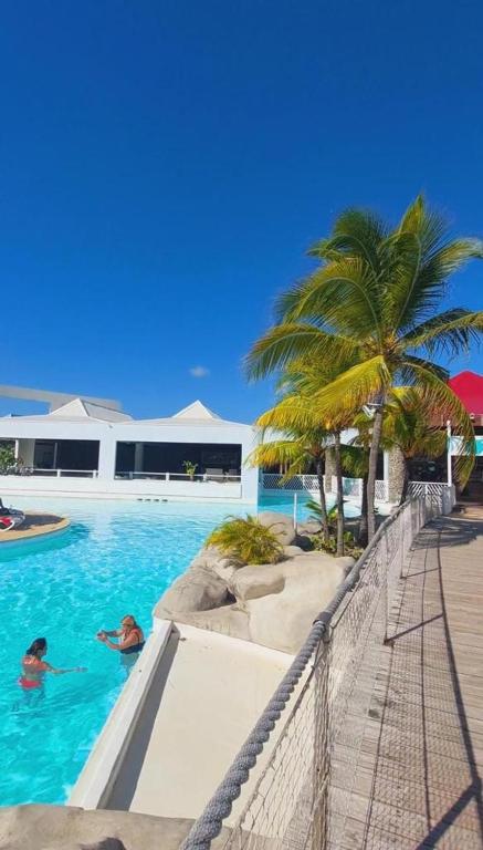 A piscina localizada em Studio West Indies Manganao ou nos arredores