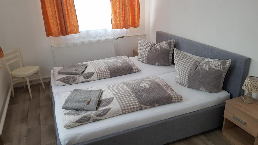un sofá con 3 almohadas en una habitación en Apartmán Dubovka, 