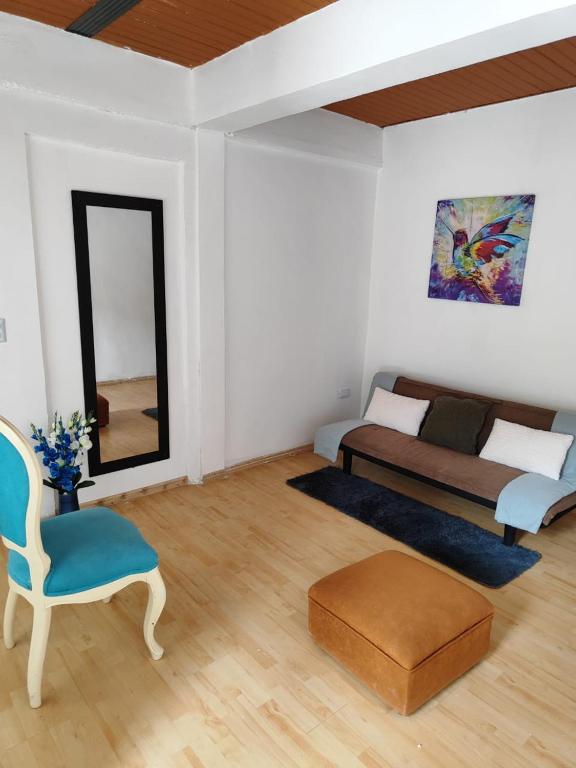 Un lugar para sentarse en Cómodo estudio en la vía a termales