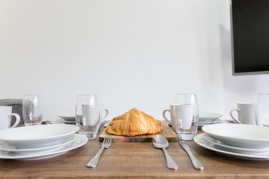 Modern Apartments Near Cardiff City Centre - Квартира с двумя спальнями