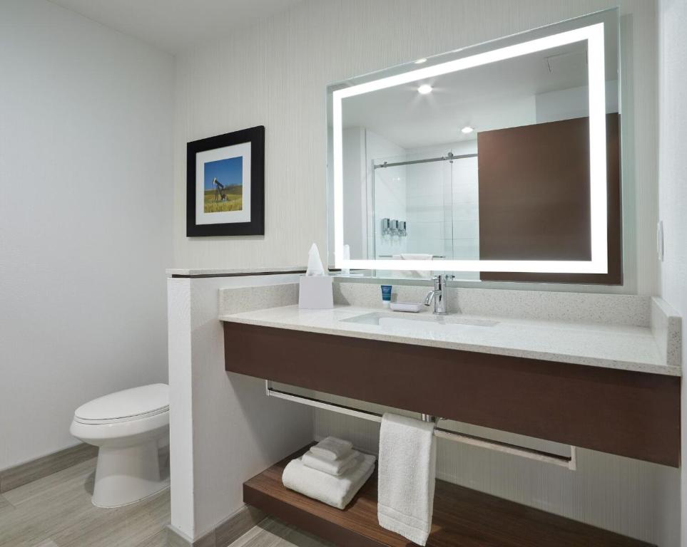 Koupelna v ubytování Four Points by Sheraton Sherwood Park
