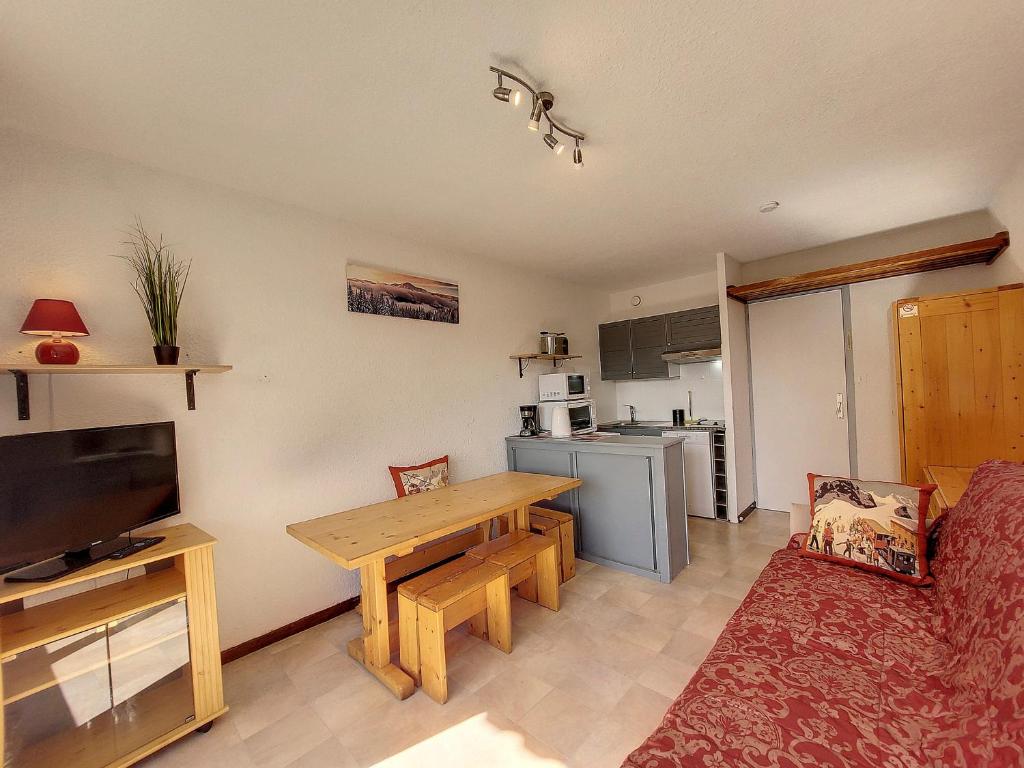 ein Wohnzimmer mit einem Tisch und einer Küche in der Unterkunft Studio Montvalezan-La Rosière, 1 pièce, 4 personnes - FR-1-275-177 in Montvalezan