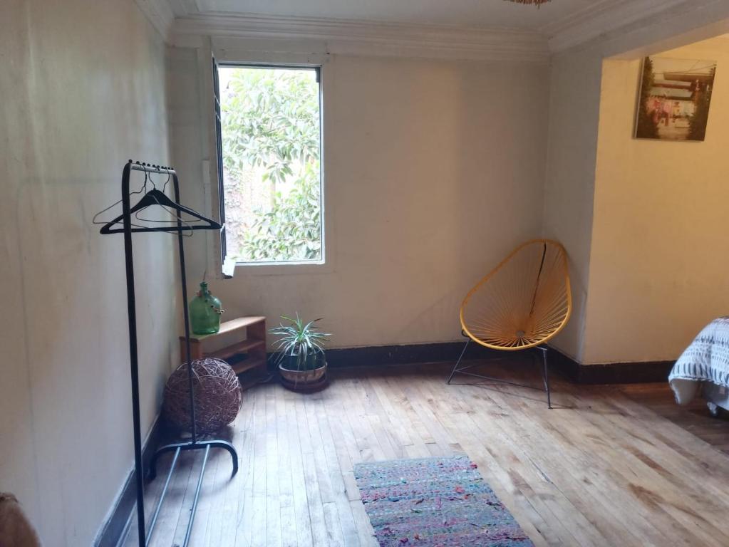 um quarto com uma janela e duas cadeiras em Lastarrias centrico - Bohemio em Santiago