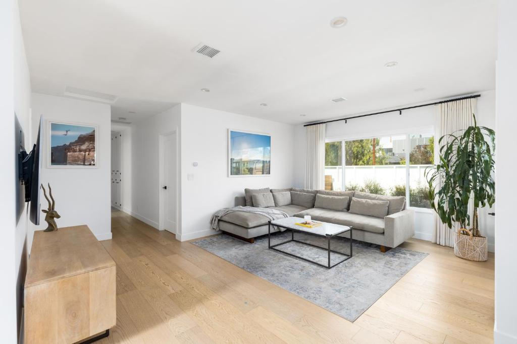 een woonkamer met een bank en een tafel bij Beautiful 3 bedroom in Mar Vista in Los Angeles