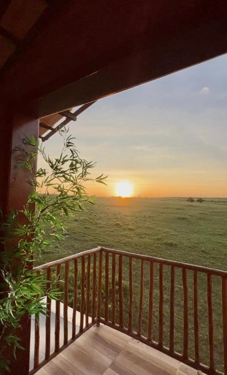 a view of the sunset from the balcony of a house at Bem te quero Pipa- apt superior in Pipa