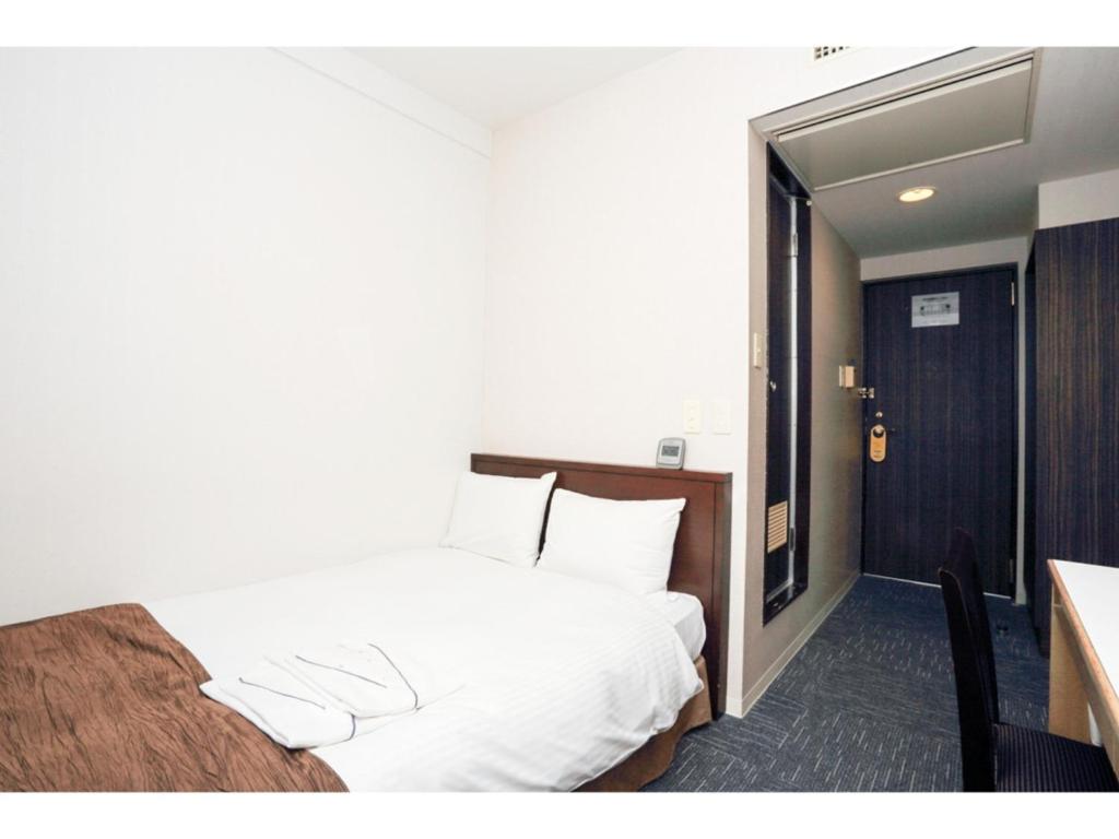 東京的住宿－Smile Hotel Asakusa - Vacation STAY 84940v，酒店客房设有一张大床和一张书桌。