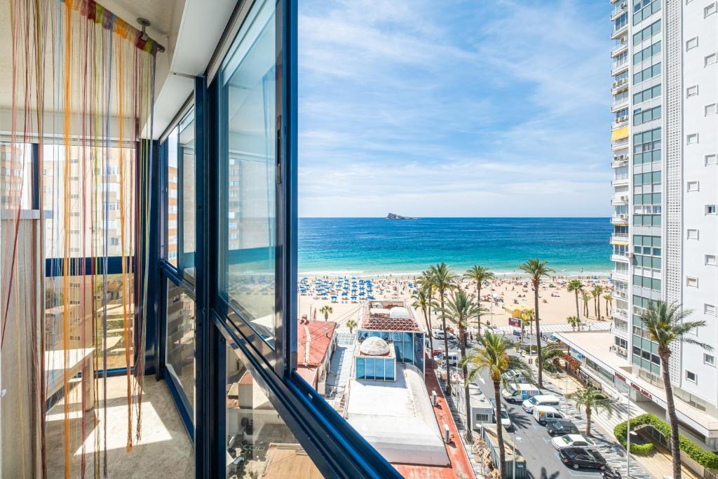 ベニドルムにあるAcintur Apartment Levante Beach-Old Townのリゾートのバルコニーからビーチの景色を望めます。