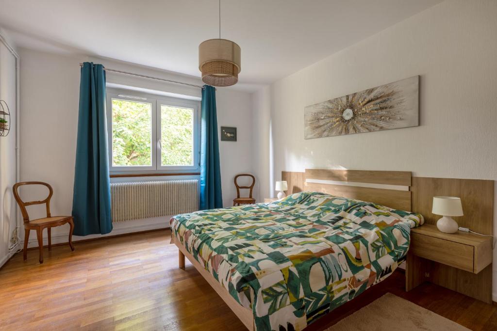 - une chambre avec un lit et une fenêtre dans l'établissement Côté parc, à Schiltigheim
